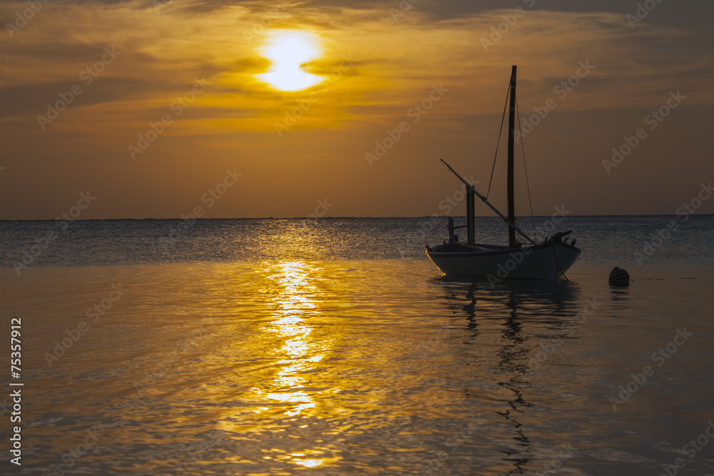 in barca a vela al tramonto, Maldive