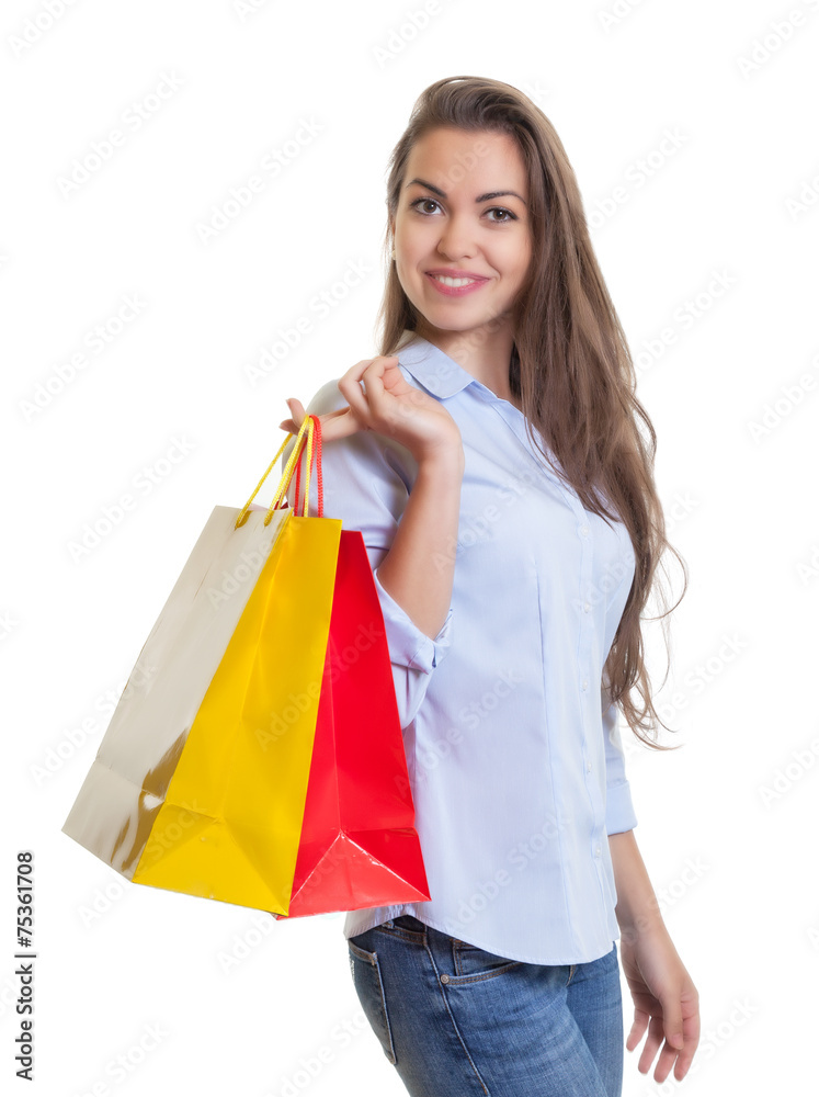 Frau mit braunen Haaren und zwei Einkaufstaschen