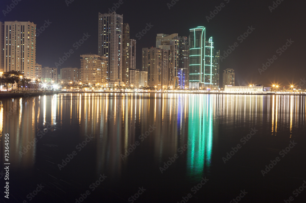 Fototapeta premium Ночной город. Лагуна Халид. Шарджа