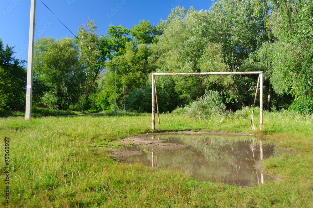 Football gate puddle