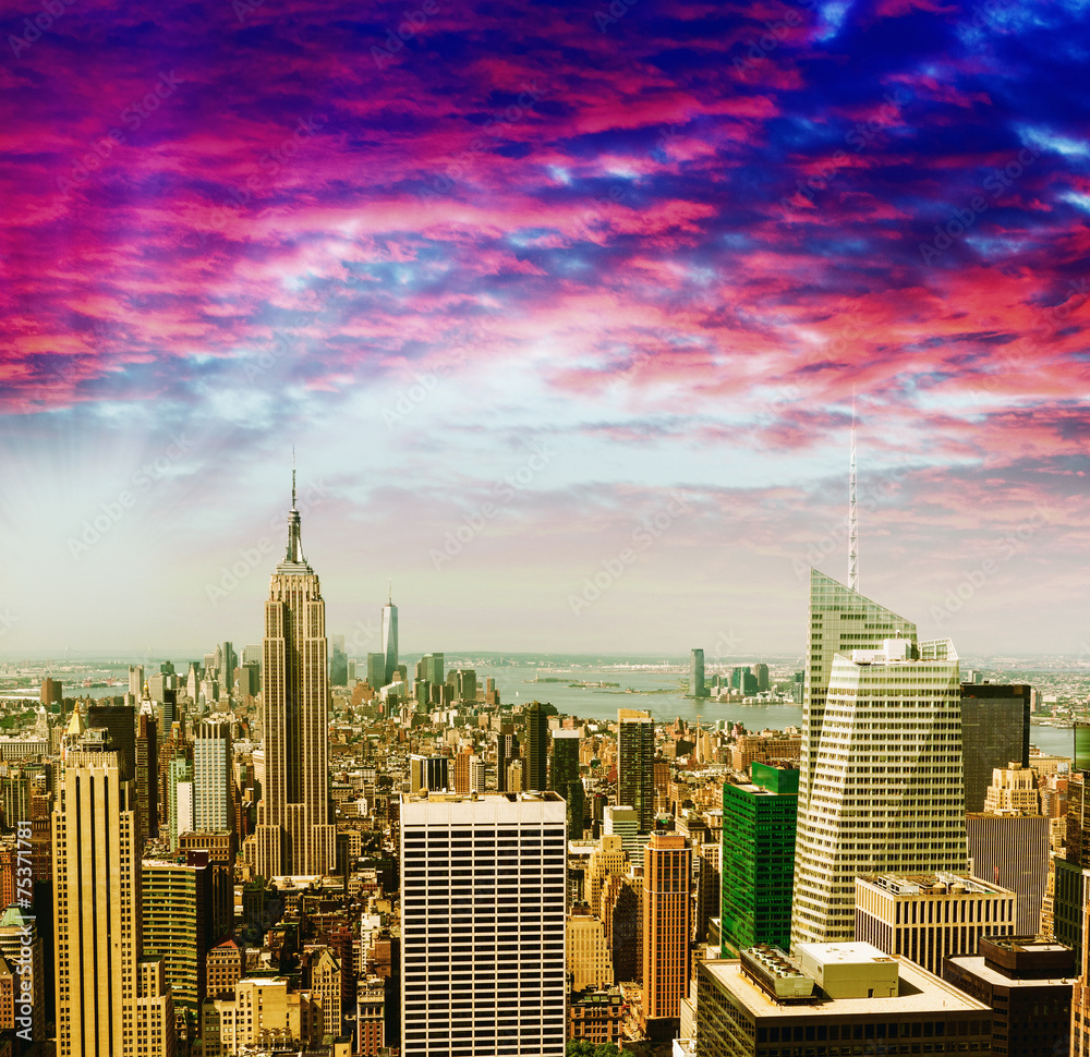 Obraz premium Awesome aerial view of Midtown Manhattan against sunset sky