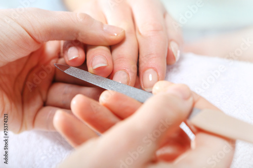 Manicurzystka , pielęgnacja paznokci