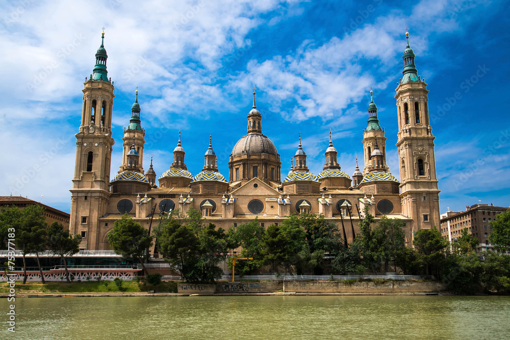 Fototapeta premium Bazylika Matki Bożej Kolumnowej z rzeką Ebro Saragossa, Hiszpania