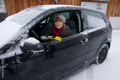 Junge Frau im verschneiten Auto photo