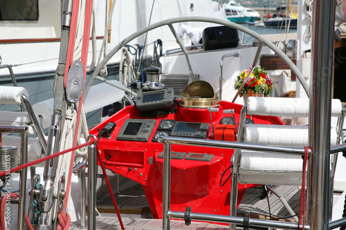 Segelboot mit roten Steuerpult und Blumendekoration photo