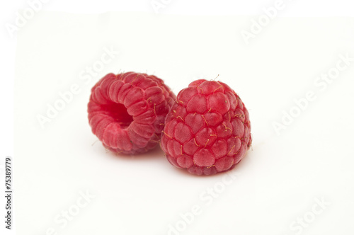 Framboises sur fond blanc