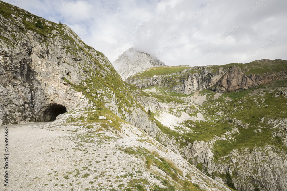 Droga i tunel w Alpach Julijskich Droga i tunel w Alpach Julijskich