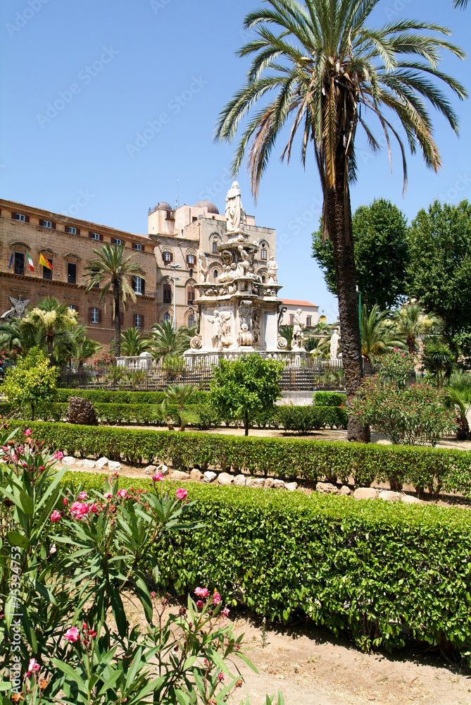 Obraz premium Gardens in front of Palazzo dei Normanni at Palermo