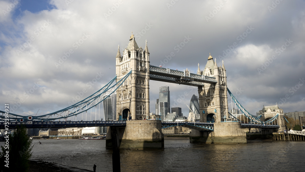 Obraz premium Tower Bridge in cloudy day
