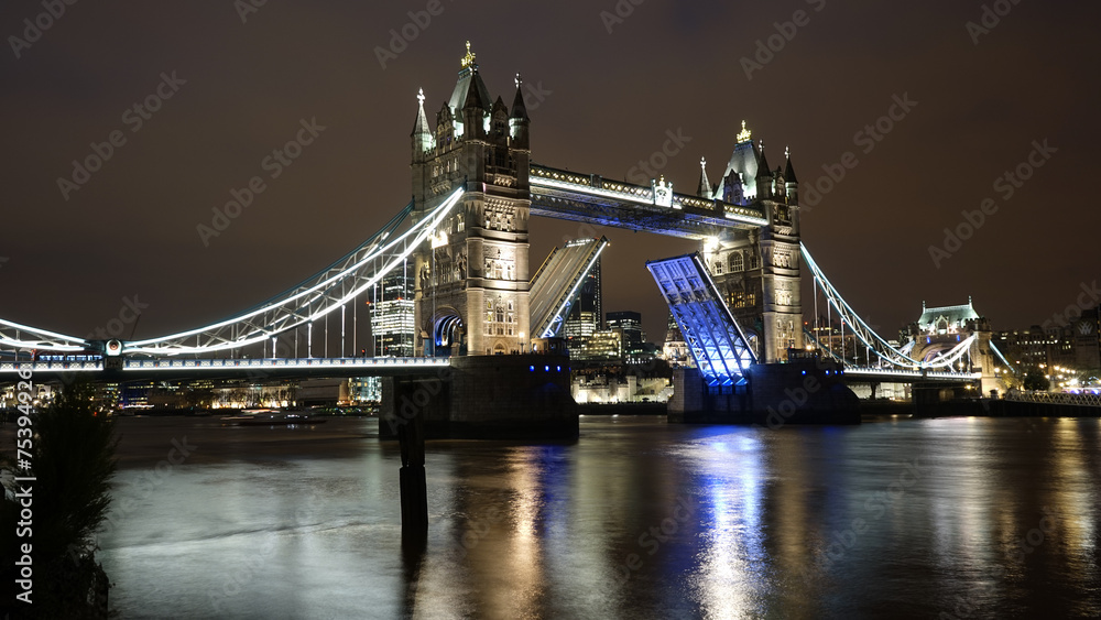 Obraz premium Tower Bridge at dusk