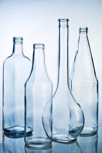 Fünf leere Glasflaschen