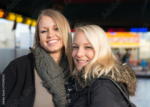 Freundinnen auf der Kirmes