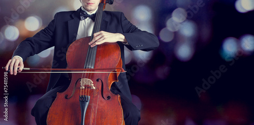 Cellist spielt klassische Musik auf Cello Fototapete