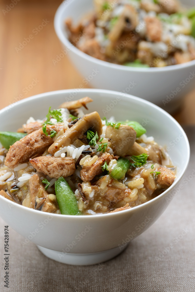 Reis mit veganem Soja-Pilz-Ragout und Zuckerschoten