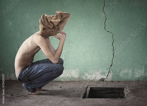 Foto Surreal image with bag over his head shirtless and blue jeans