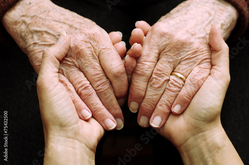 Sostegno e aiuto a persone anziane photo