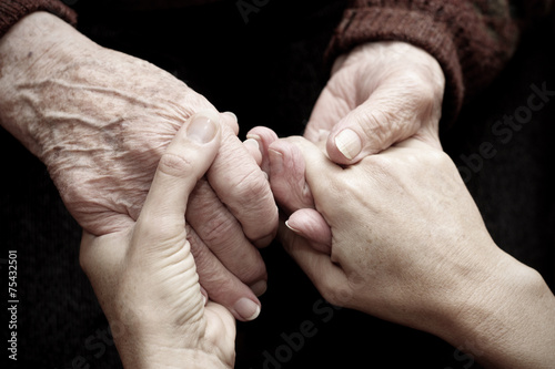 Dare amore e calore a persone anziane photo