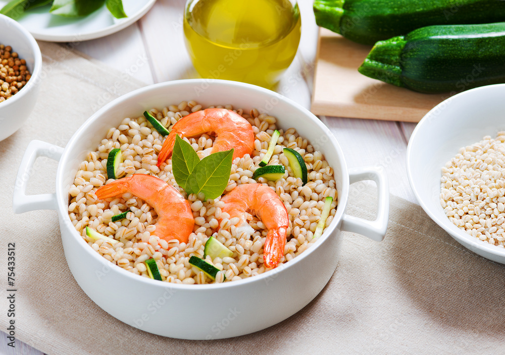 Farro con zucchine e gamberetti Stock Photo Adobe Stock