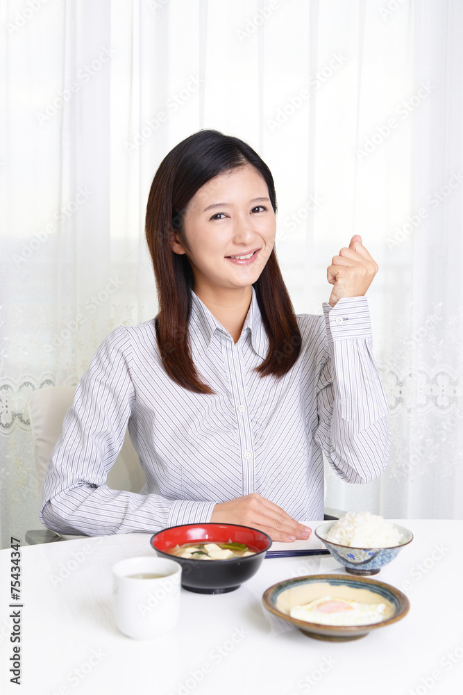 食事を楽しむ女性 食事を楽しむ女性