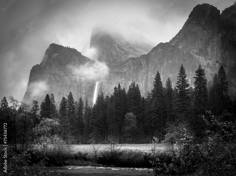 Obraz premium Czarno-białe wodospady Bridalveil