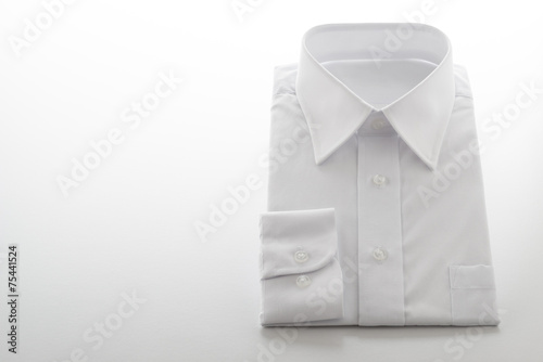 白背景に無地の白ワイシャツ