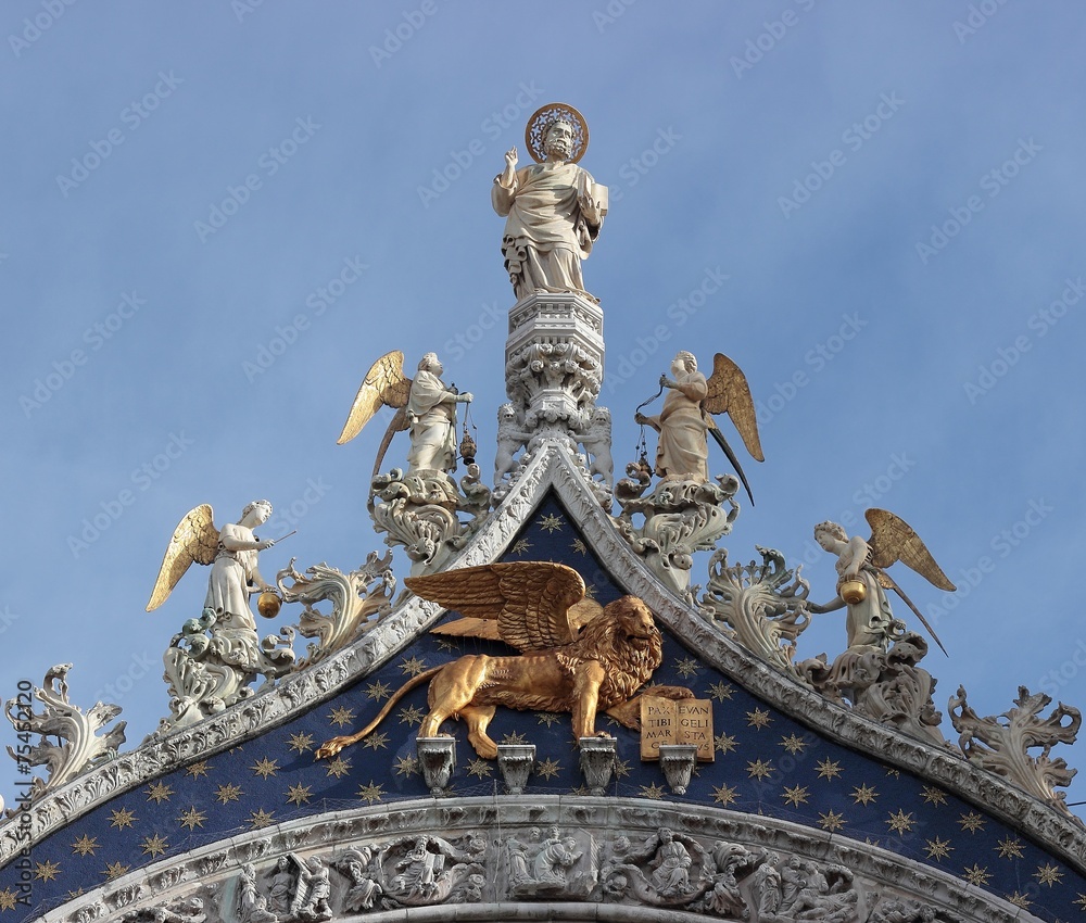 Obraz premium Detail of the facade of St. Mark's church in Venice