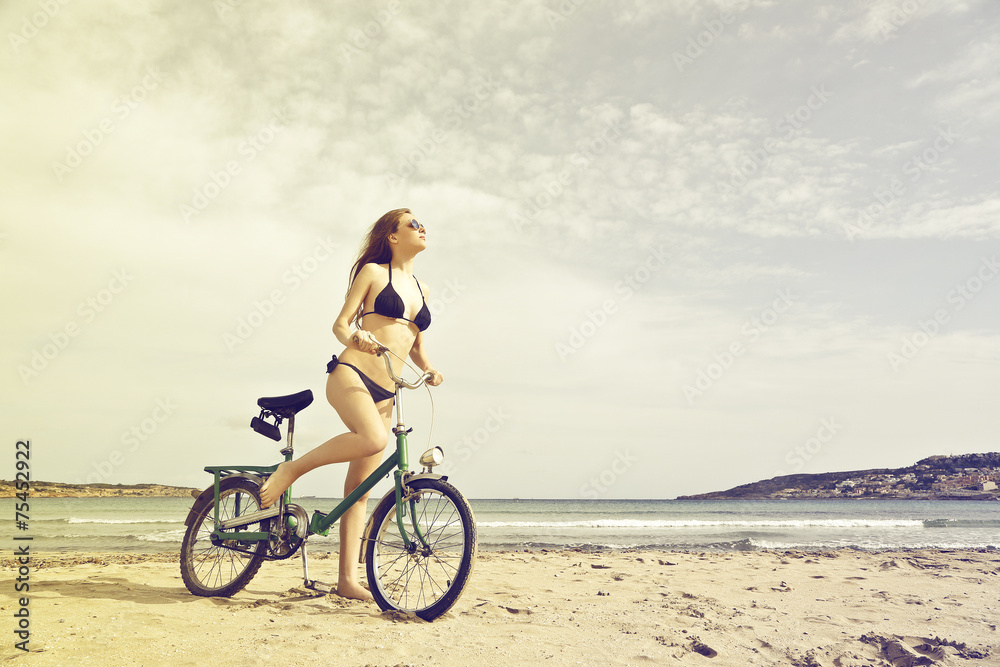 Fototapeta premium Riding a bike at the beach