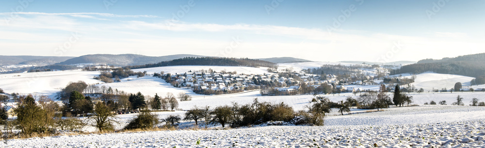 Obraz premium Panorama Winterlandschaft mit Schnee im Spessart