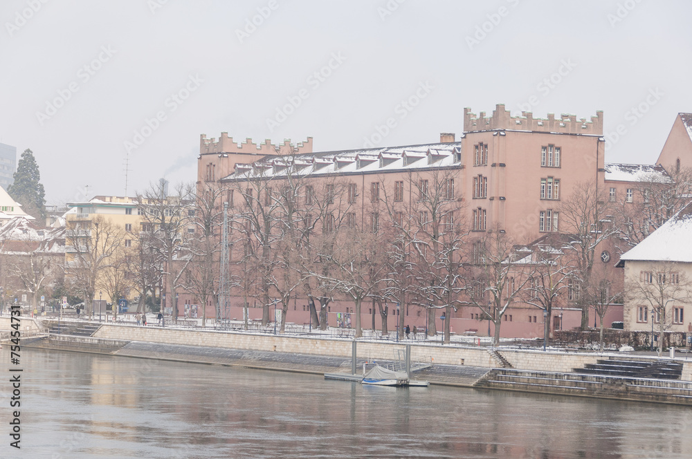 Fototapeta premium Basel, Altstadt, Rheinufer, historische Kaserne, Winter, Schweiz