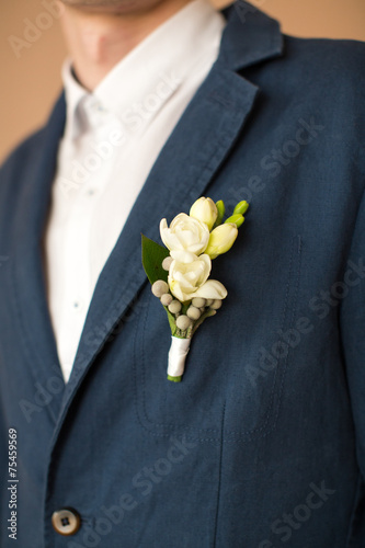 boutonniere on suit of the groom 