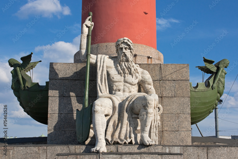 Obraz premium Figures on Rostral Column, Saint Petersburg 