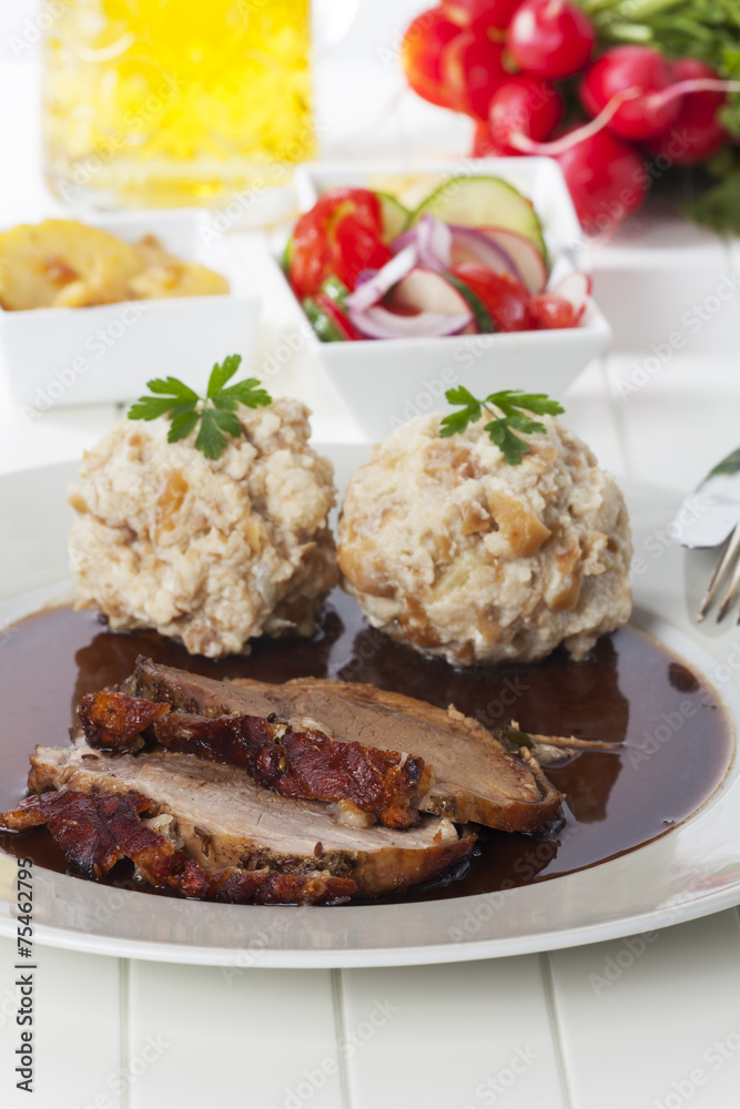 Bayerischer Schweinbraten mit Knödel Bayerischer Schweinbraten mit Knödel