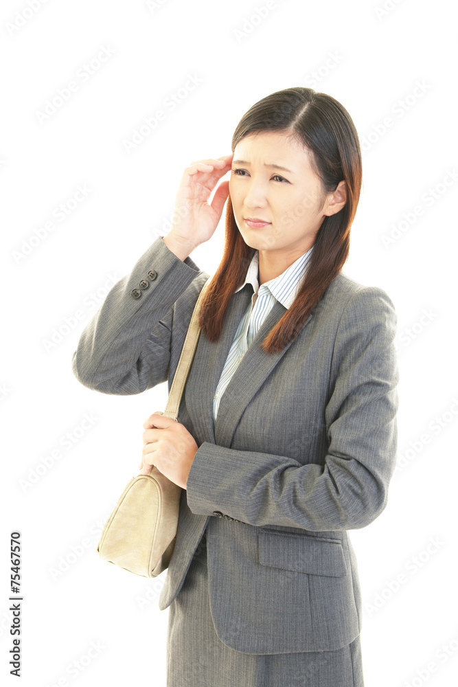 頭痛に悩む女性 頭痛に悩む女性