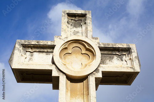 Cruz con cielo de fondo