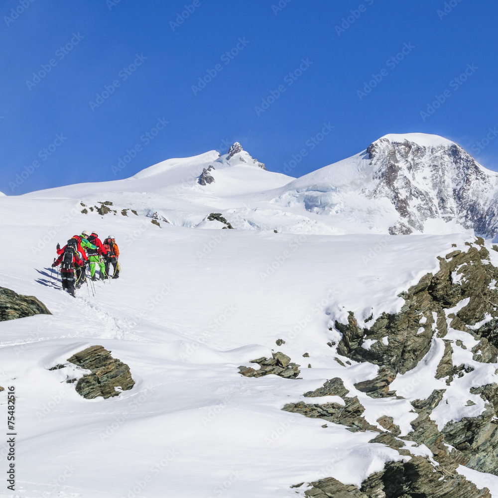 Alpinisten-Gruppe beim Aufstieg zum Gipfel