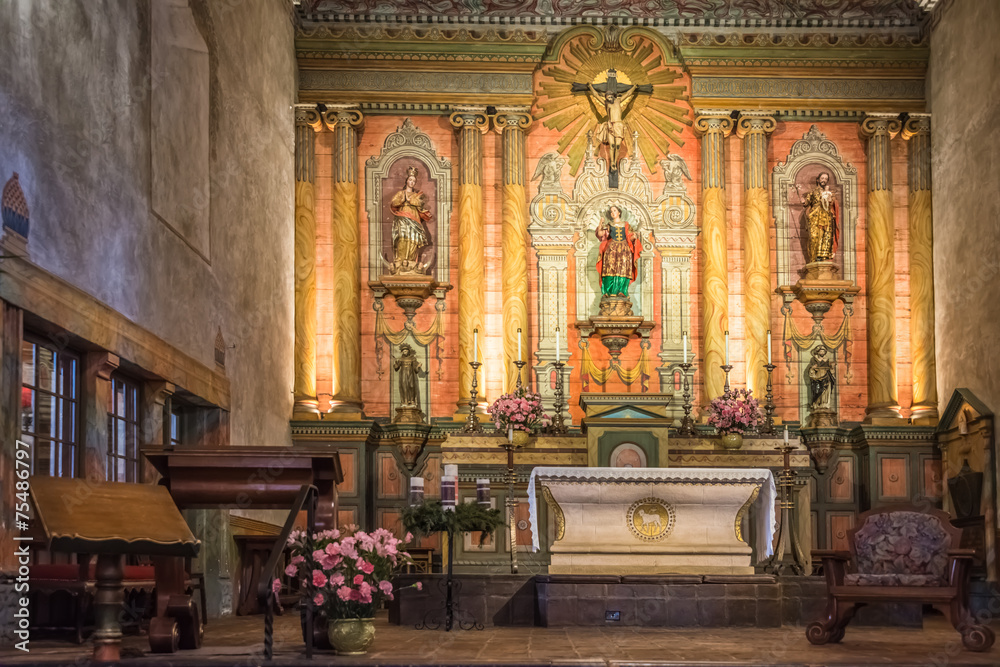 Fototapeta premium Wnętrze kościoła Old Mission Santa Barbara Ołtarz