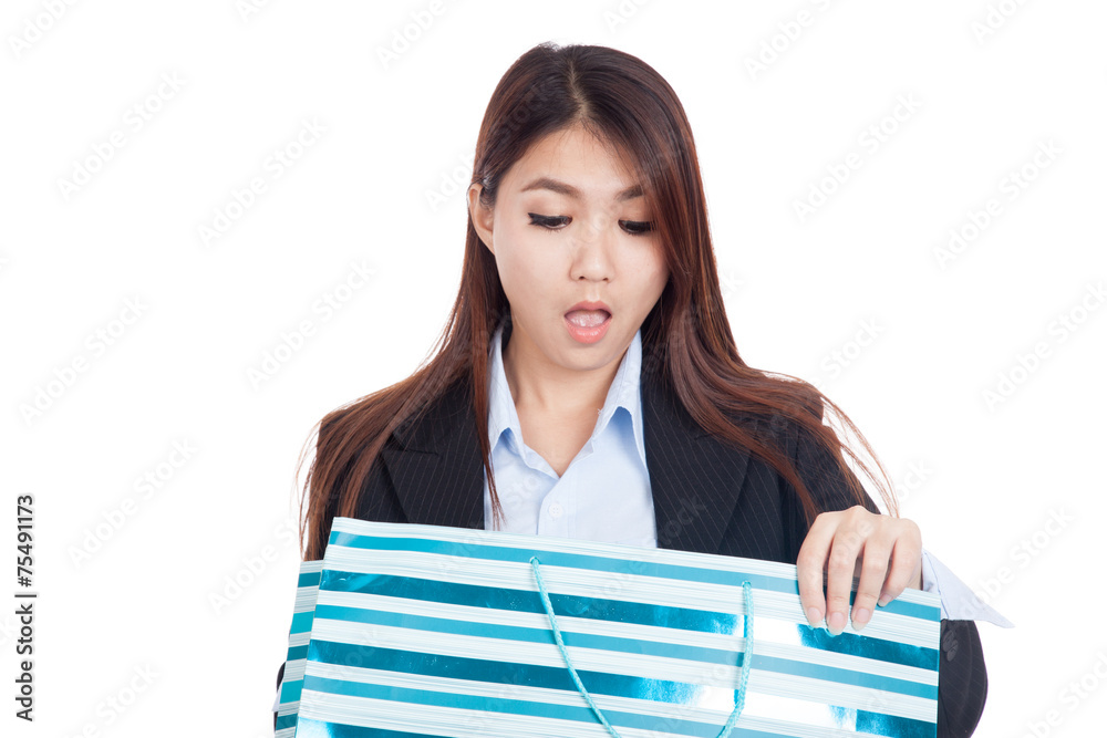 Young Asian businesswoman surprise look inside shopping bag Young Asian businesswoman surprise look inside shopping bag