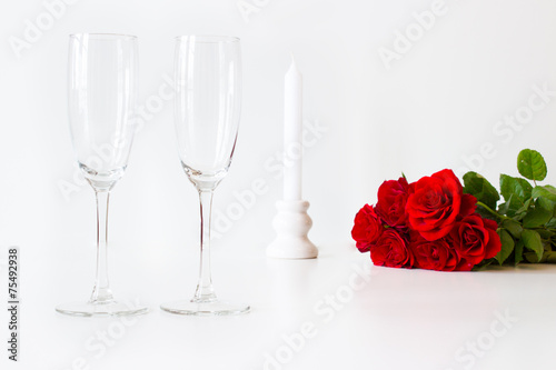 Valentinstag - Sektgläser, Kerze, Rosen