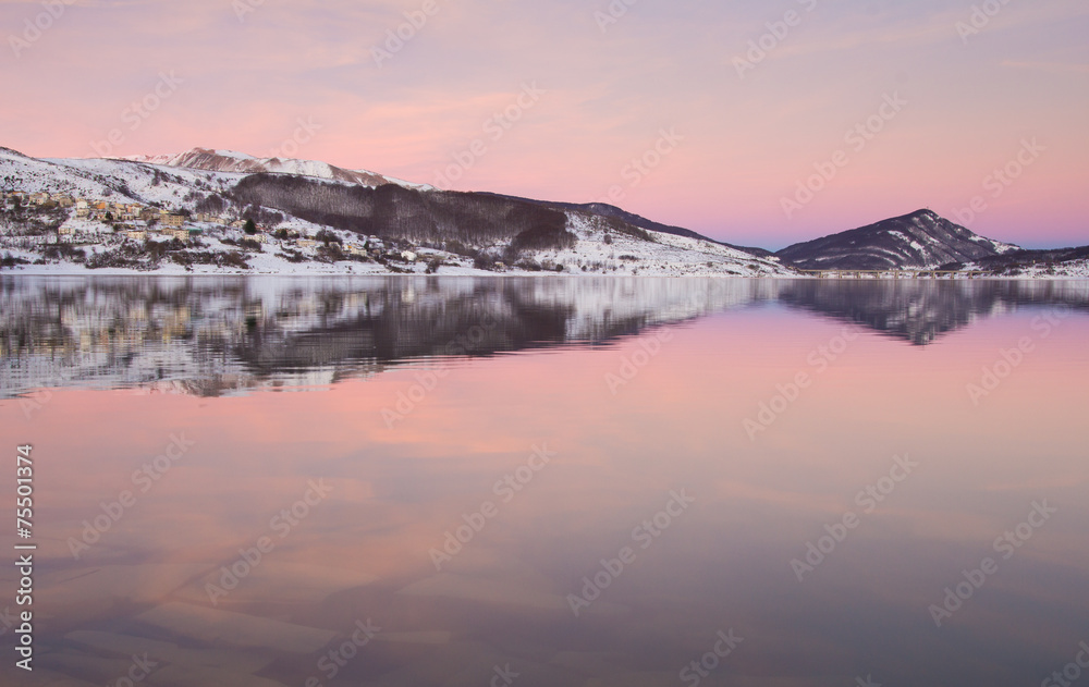 Riflessi rosa sul lago di Campotosto