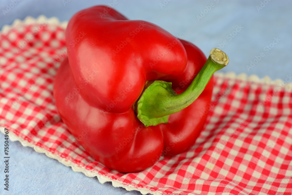 verse rode paprika op een rood geruit kleedje Stock Photo | Adobe Stock