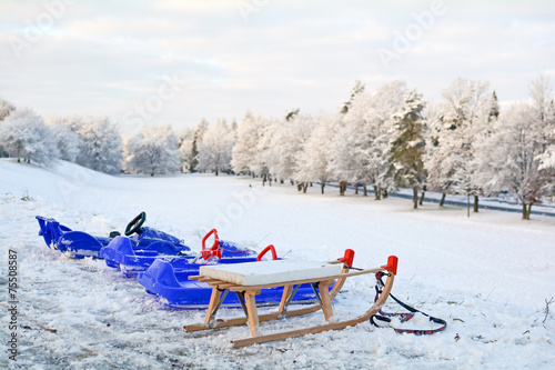 Fotografie Schlitten am Rodelhang im Schnee