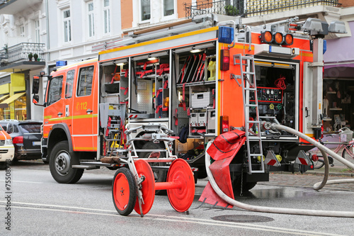 Feuerwehrwagen in Einsatz photo