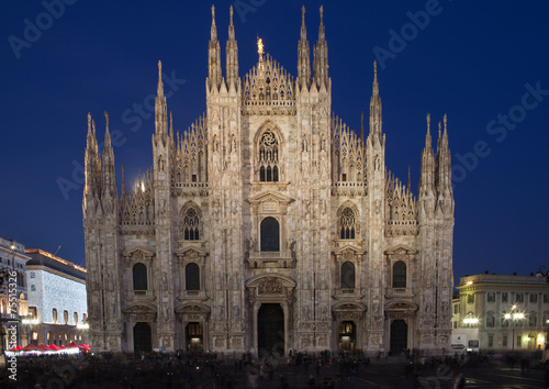 Duomo di Milano illuminato di sera