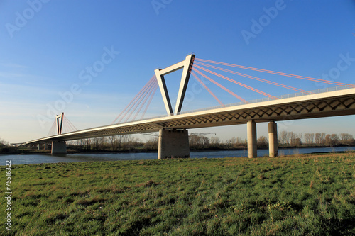 Flughafenbrücke bei Düsseldorf © mitifoto