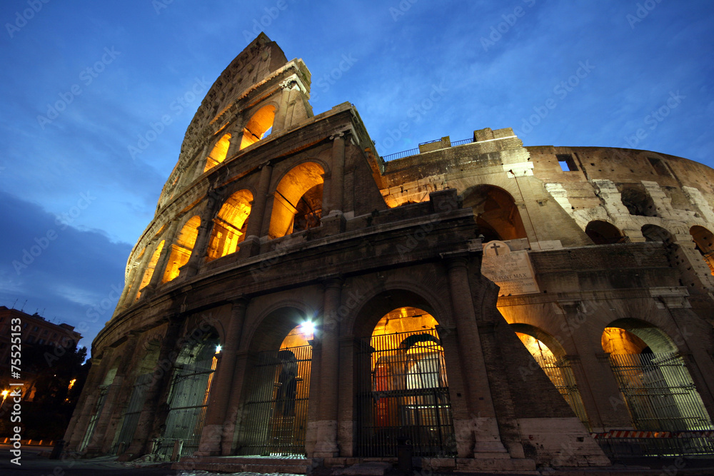 La magnificenza del Colosseo all'alba