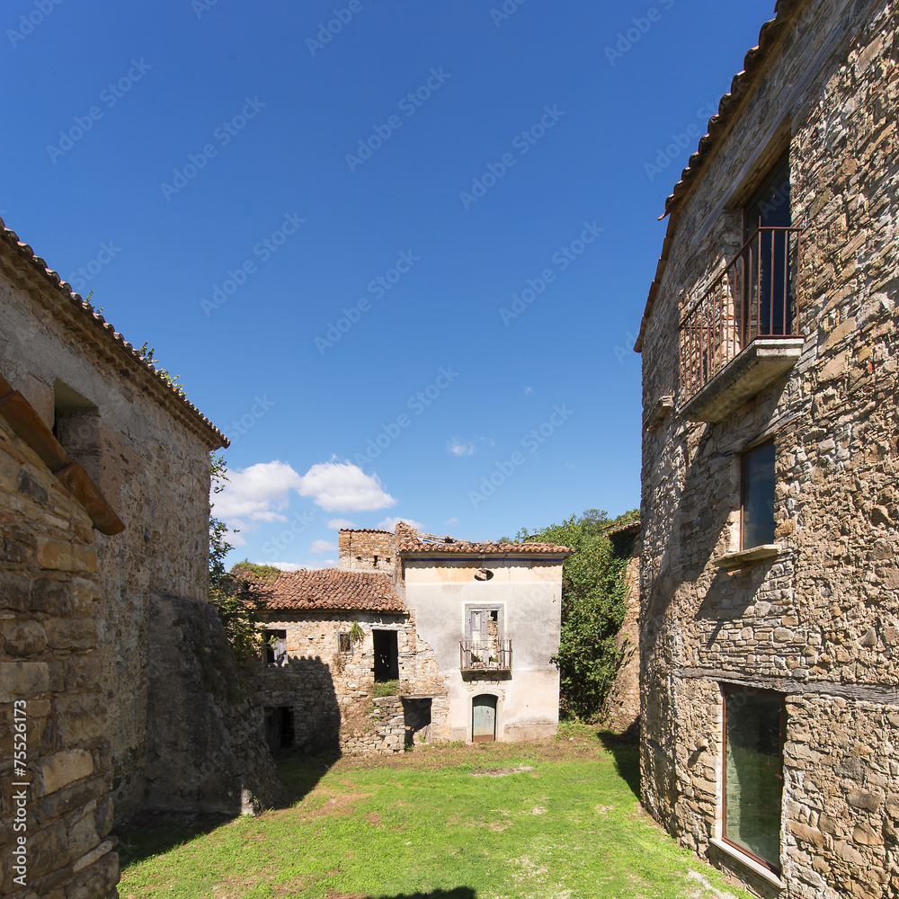 Case ed edifici abbandonati a Roscigno nel Cilento Case ed edifici abbandonati a Roscigno nel Cilento
