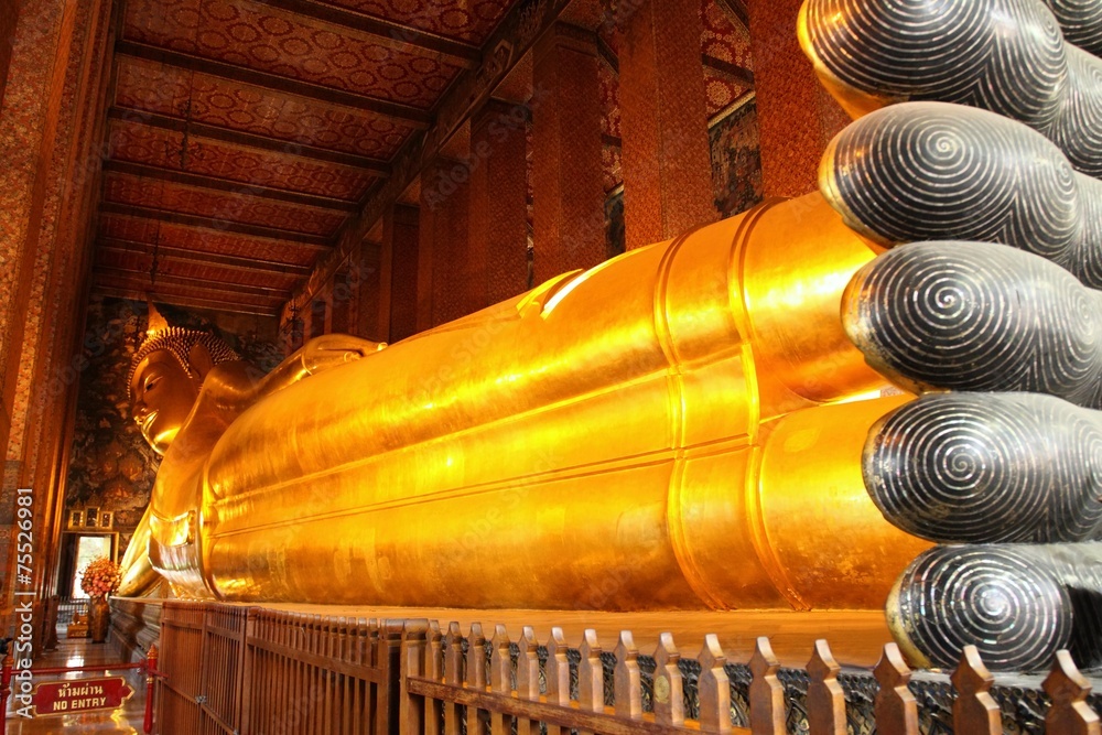 Fototapeta premium Reclining golden Buddha, Wat Pho, Bangkok, Thailand