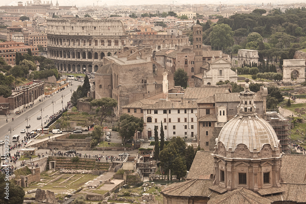 Vista di Roma con il Colosseo nello sfondo