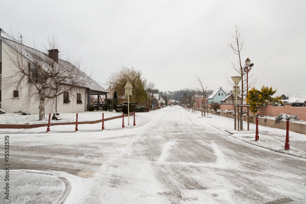 Obraz premium Rue de village sous la neige