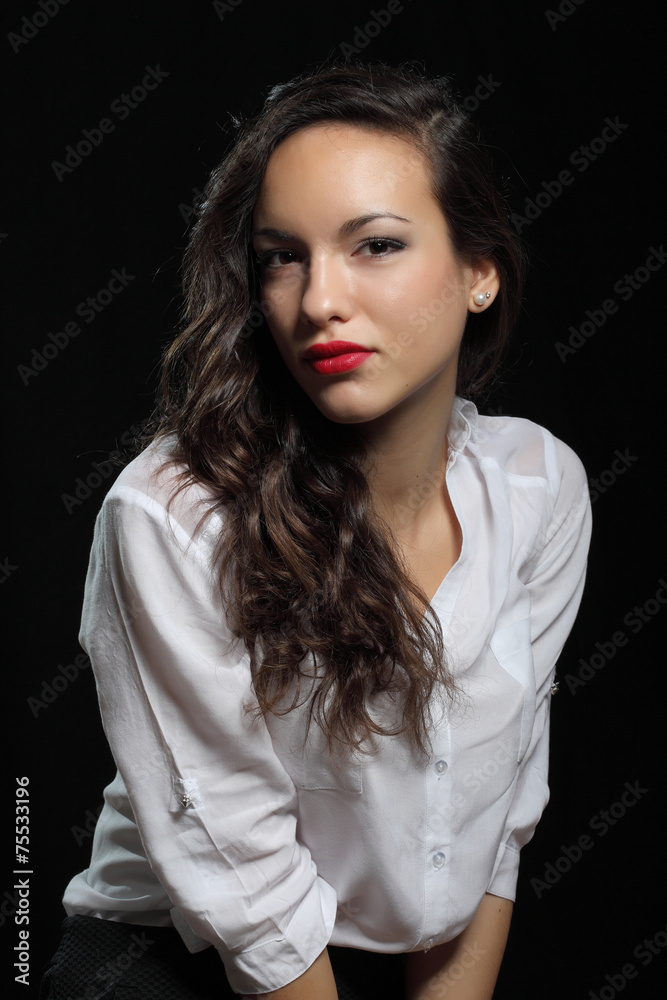Fototapeta premium Ritratto di giovane ragazza in studio
